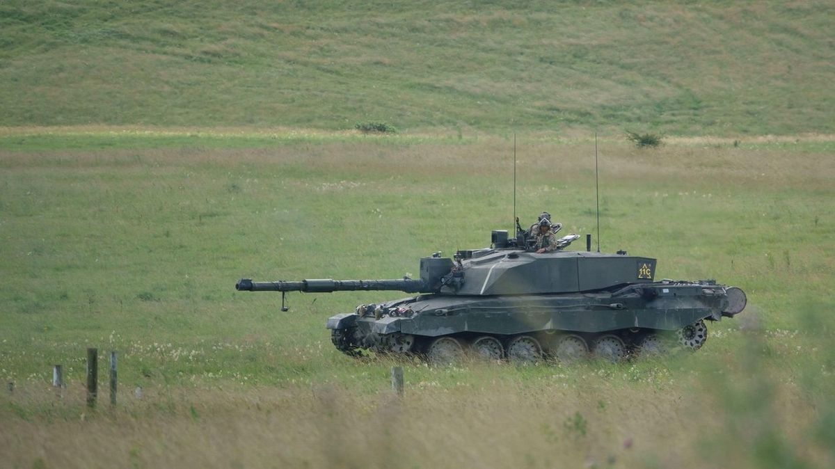 Die Briten gaben die Panzerdivision an Deutschland zurück.  Er reagiert auf Spannungen in der Ukraine